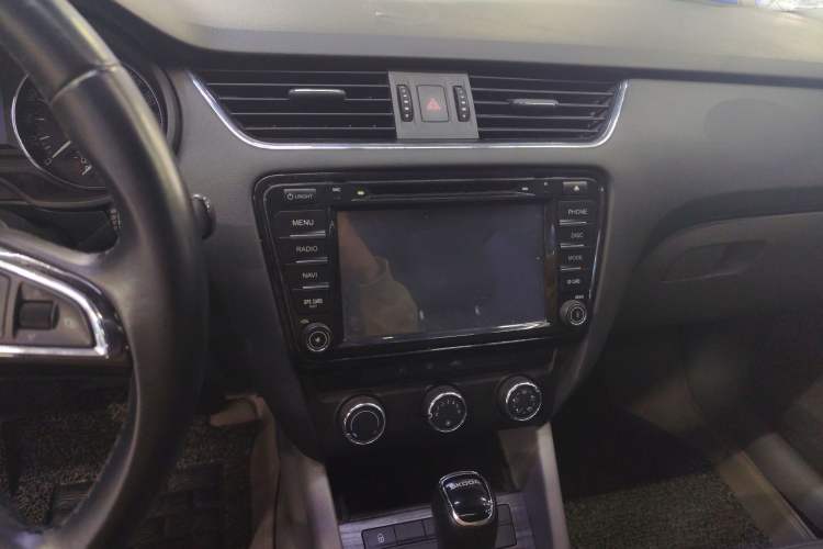 Used Skoda Octavia 2015 1.6L Automatic Yijun Edition Audio And AC Panel