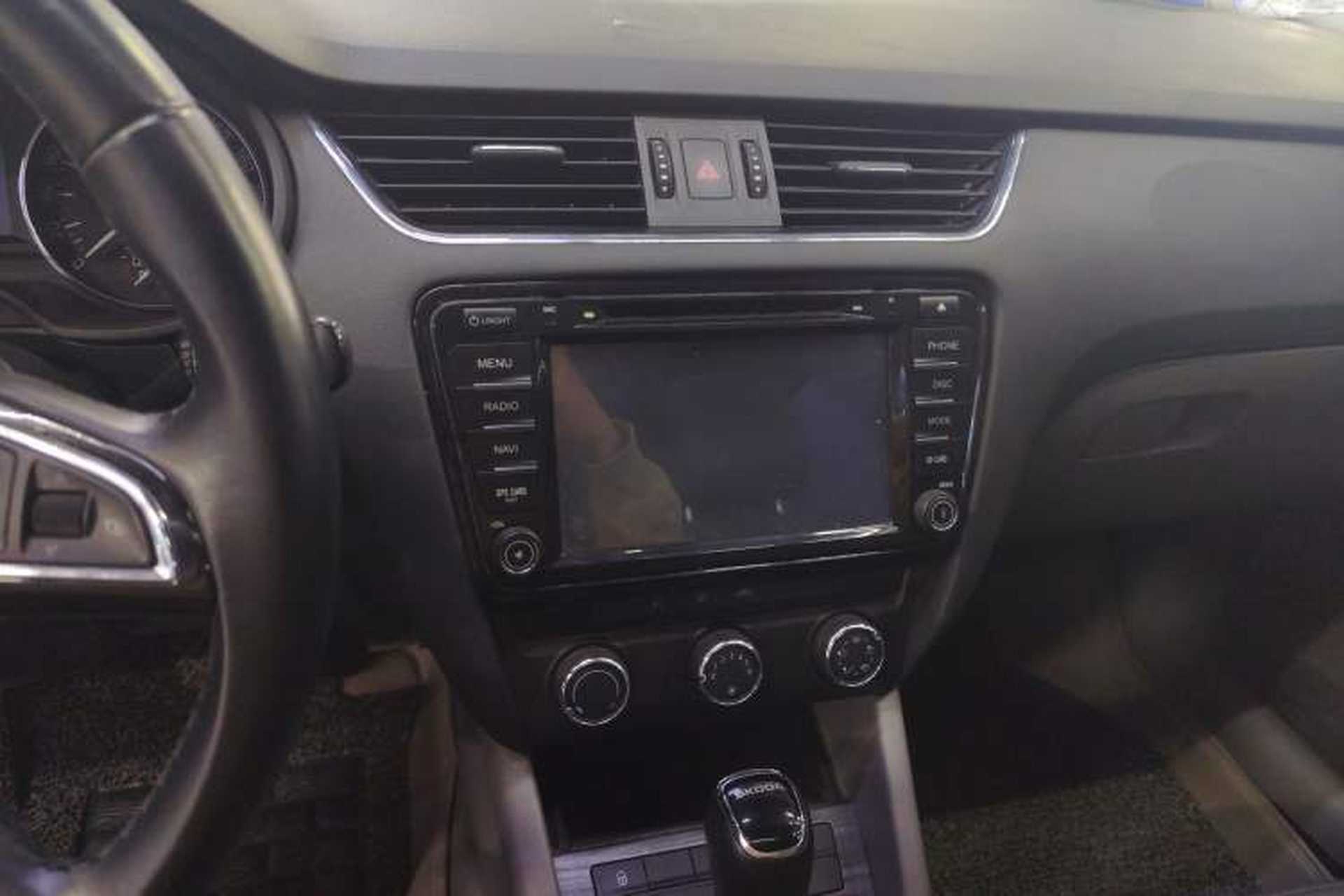 Used Skoda Octavia 2015 1.6L Automatic Yijun Edition Audio And AC Panel