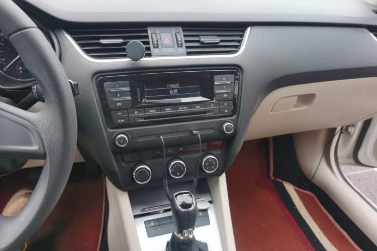 Used Skoda Octavia 2015 1.6L Automatic Yijun Edition Audio And AC Panel