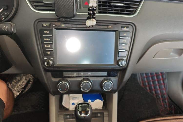 Used Skoda Octavia 2015 1.6L Automatic Yijun Edition Audio And AC Panel