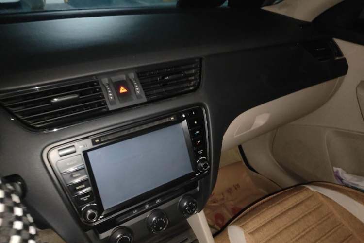 Used Skoda Octavia 2015 1.6L Manual Yijun Edition Audio And AC Panel