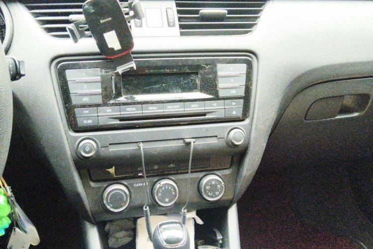 Used Skoda Octavia 2015 1.6L Automatic Yijie Edition Audio And AC Panel