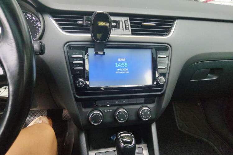Used Skoda Octavia 2015 1.6L Automatic Yijun Edition Audio And AC Panel