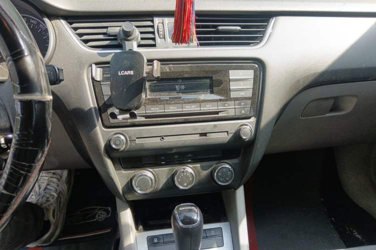 Used Skoda Octavia 2015 1.6L Automatic Yijie Edition Audio And AC Panel