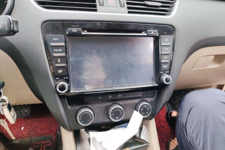 Used Skoda Octavia 2015 1.6L Automatic Yijie Edition Audio And AC Panel