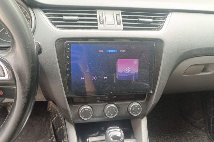 Used Skoda Octavia 2015 1.6L Automatic Yijie Edition Audio And AC Panel