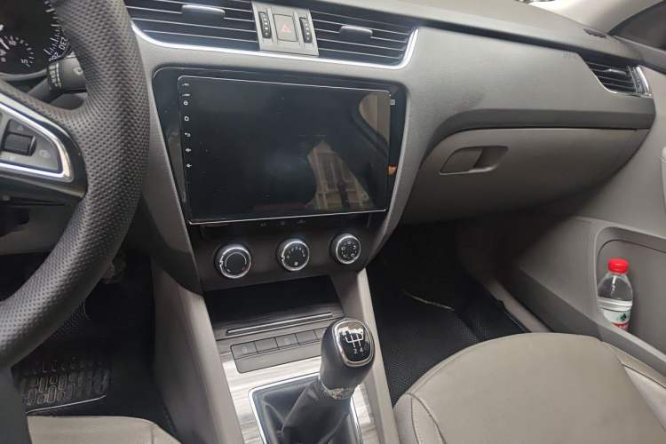 Used Skoda Octavia 2015 1.6L Manual Yijun Edition Audio And AC Panel