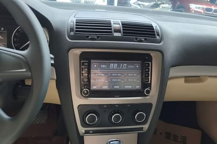 Used Skoda Octavia 2015 Classic Model 1.6L Automatic Yijie Version Audio And AC Panel