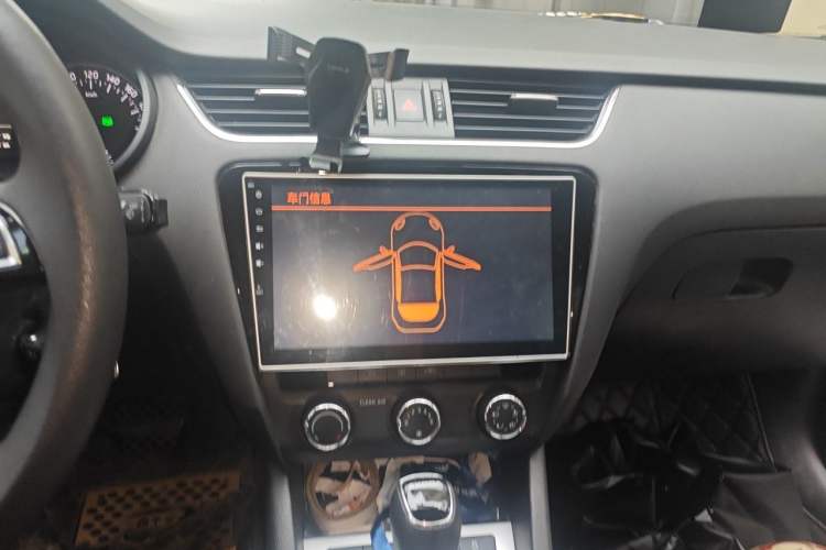 Used Skoda Octavia 2015 1.6L Automatic Yijie Edition Audio And AC Panel