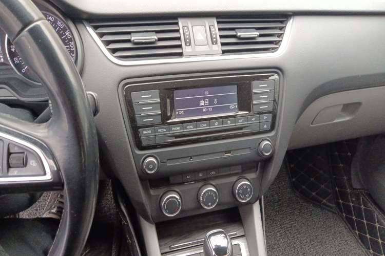 Used Skoda Octavia 2015 1.6L Automatic Yijun Edition Audio And AC Panel