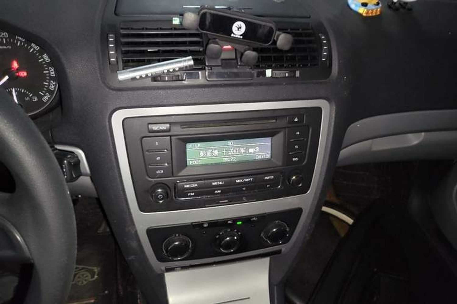 Used Skoda Octavia 2015 Classic Model 1.6L Manual Eado Version Audio And AC Panel