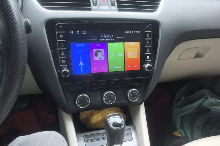 Used Skoda Octavia 2015 1.6L Automatic Yijun Edition Audio And AC Panel