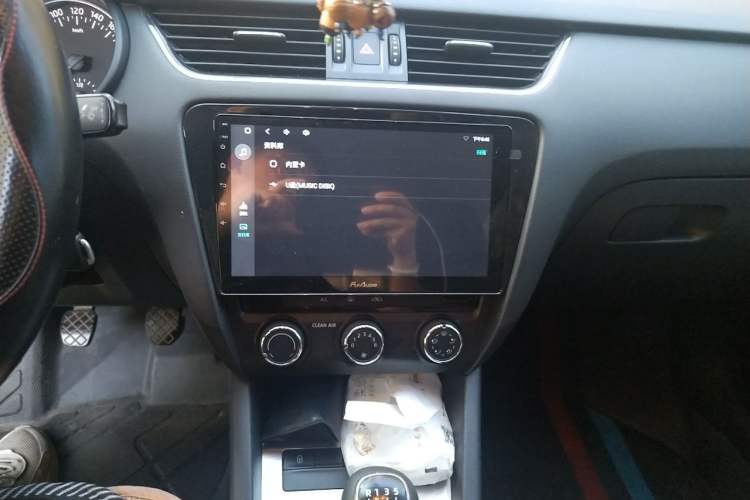 Used Skoda Octavia 2015 1.6L Manual Yijie Edition Audio And AC Panel