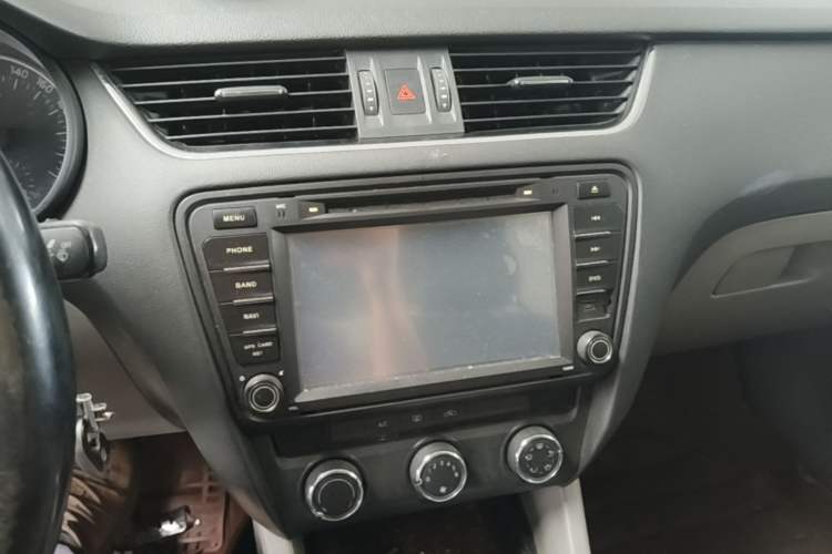 Used Skoda Octavia 2015 1.6L Automatic Yijun Edition Audio And AC Panel