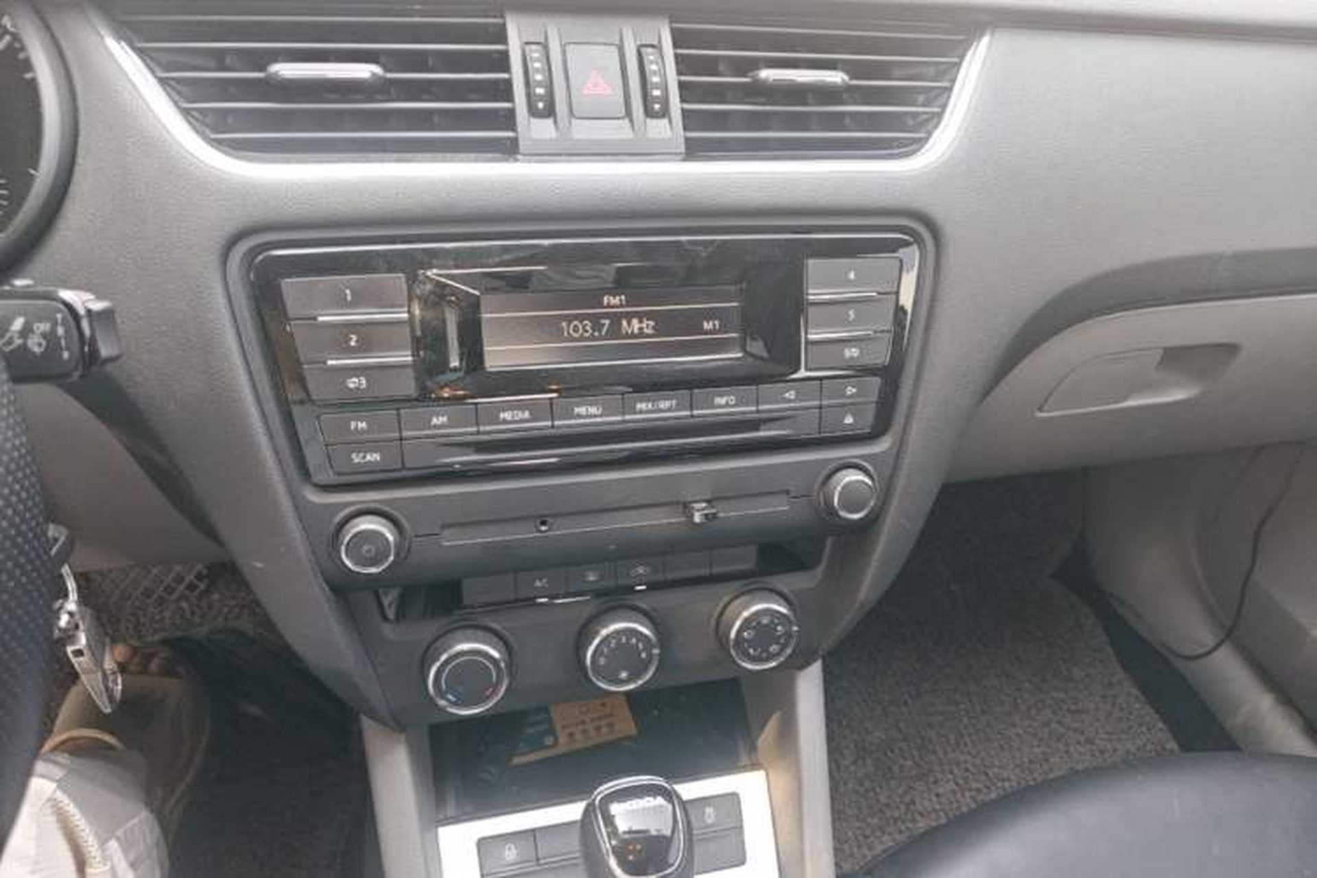 Used Skoda Octavia 2015 1.6L Automatic Yijie Edition Audio And AC Panel