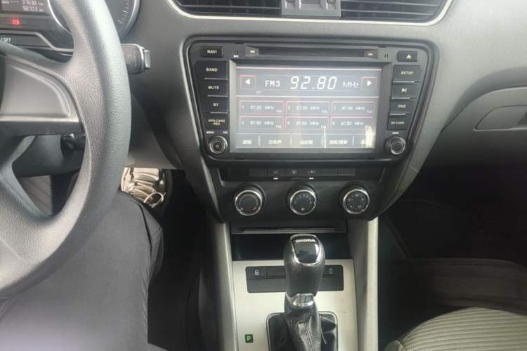 Used Skoda Octavia 2015 1.6L Automatic Yijie Edition Audio And AC Panel