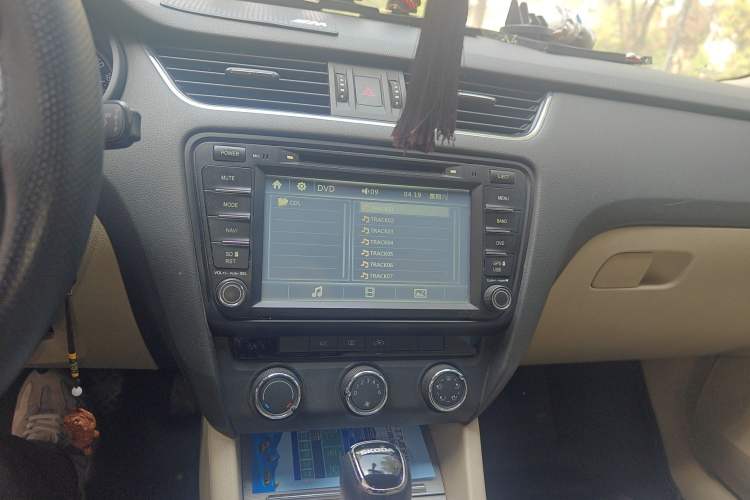 Used Skoda Octavia 2015 1.6L Automatic Yijie Edition Audio And AC Panel