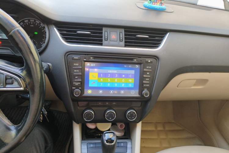 Used Skoda Octavia 2015 1.6L Automatic Yijie Edition Audio And AC Panel