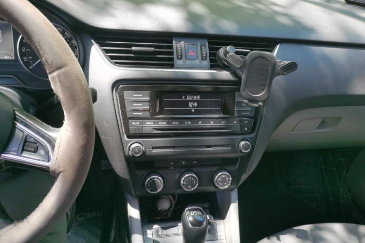 Used Skoda Octavia 2015 1.4TSI DSG Yijun Edition Audio And AC Panel