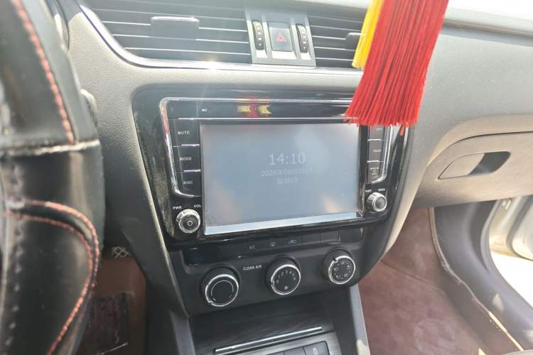 Used Skoda Octavia 2015 1.6L Manual Yijun Edition Audio And AC Panel