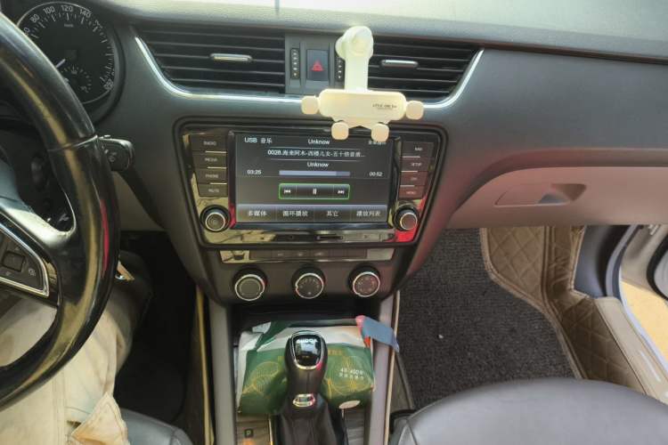 Used Skoda Octavia 2015 1.6L Automatic Yijun Edition Audio And AC Panel