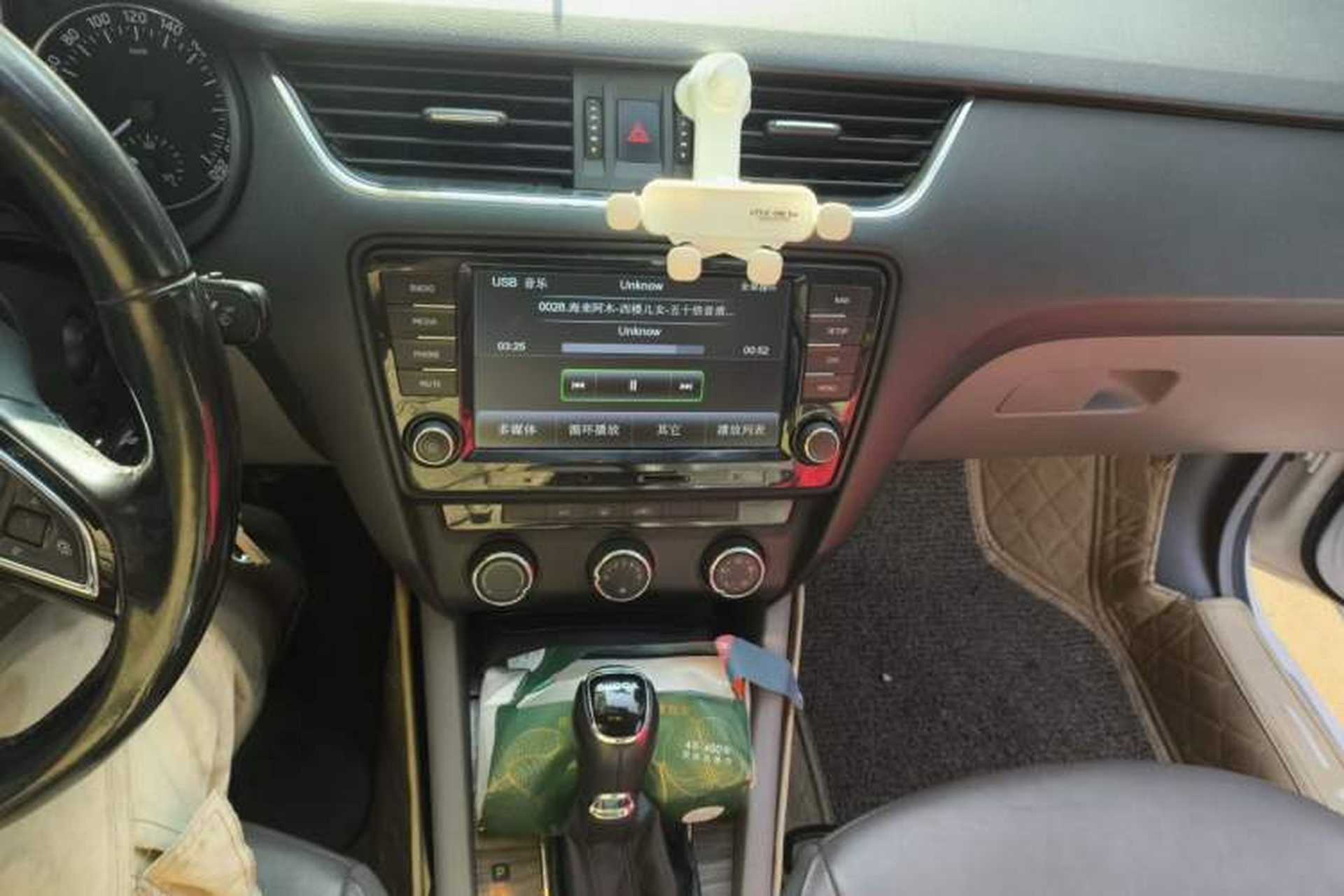 Used Skoda Octavia 2015 1.6L Automatic Yijun Edition Audio And AC Panel