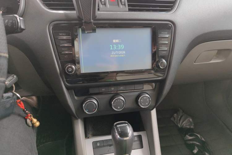 Used Skoda Octavia 2015 1.6L Automatic Yijie Edition Audio And AC Panel