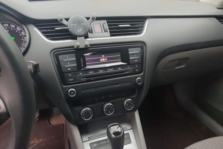 Used Skoda Octavia 2015 1.6L Automatic Yijie Edition Audio And AC Panel