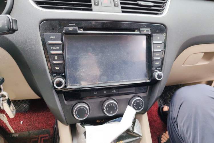 Used Skoda Octavia 2015 1.6L Automatic Yijie Edition Audio And AC Panel