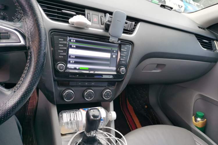 Used Skoda Octavia 2015 1.6L Automatic Yijun Edition Audio And AC Panel