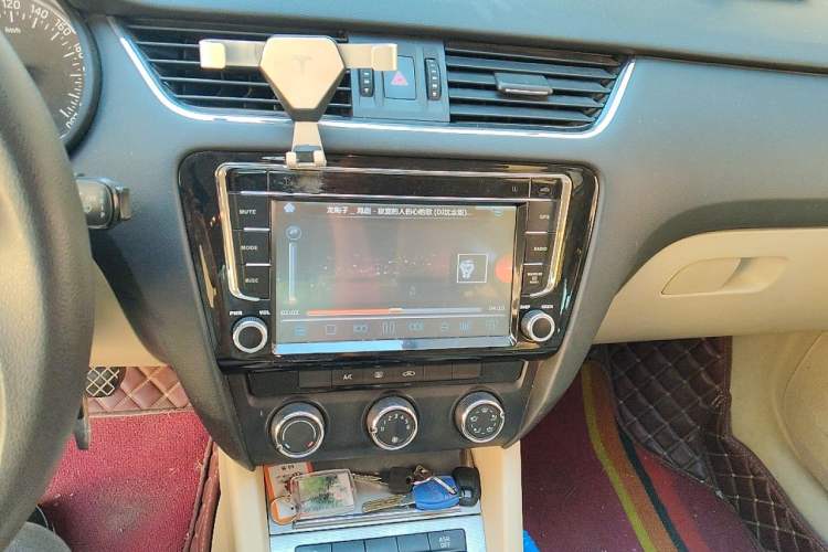 Used Skoda Octavia 2015 1.6L Manual Yijie Edition Audio And AC Panel