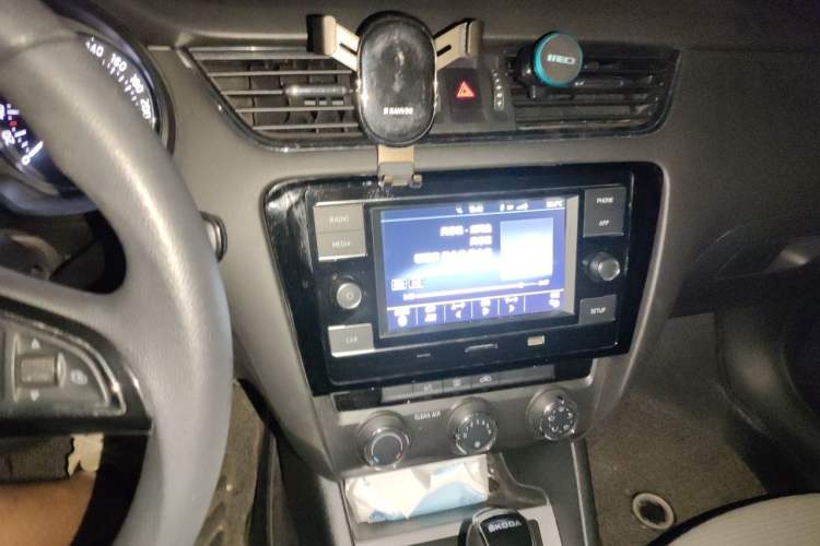Used Skoda Octavia 2015 1.6L Automatic Eado Edition Audio And AC Panel