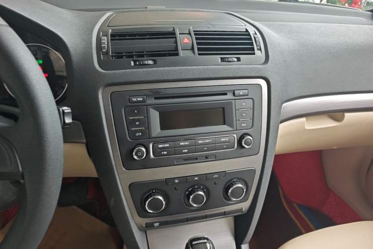 Used Skoda Octavia 2015 Classic Model 1.6L Automatic Yijie Version Audio And AC Panel