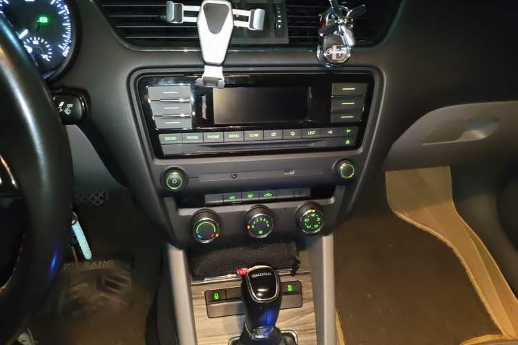 Used Skoda Octavia 2015 1.6L Automatic Yijun Edition Audio And AC Panel