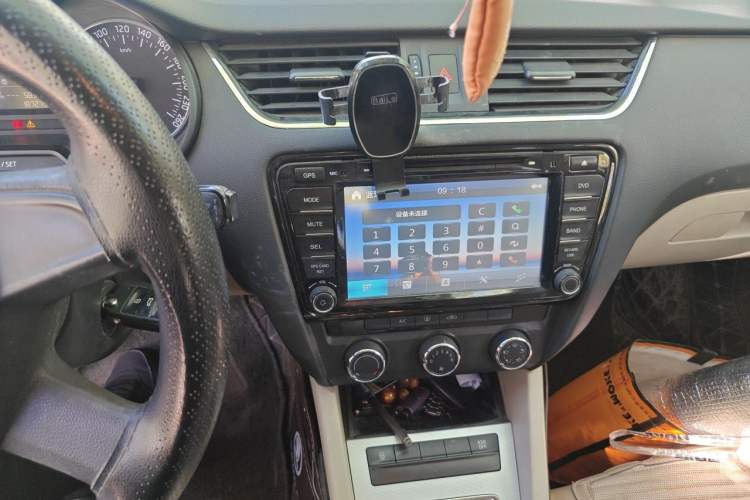 Used Skoda Octavia 2015 1.6L Manual Yijie Edition Audio And AC Panel