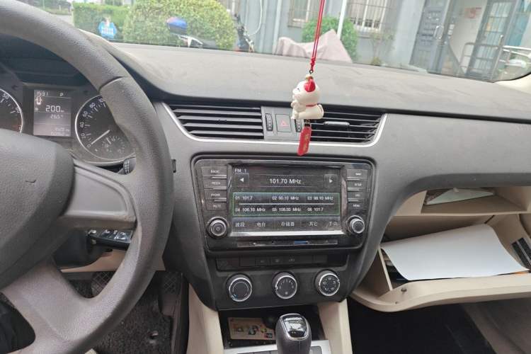 Used Skoda Octavia 2015 1.6L Automatic Yijie Edition Audio And AC Panel