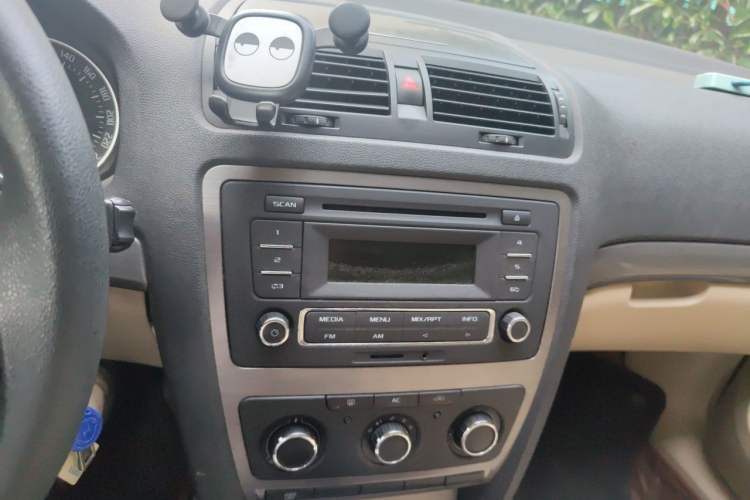 Used Skoda Octavia 2015 Classic Model 1.6L Automatic Yijie Version Audio And AC Panel