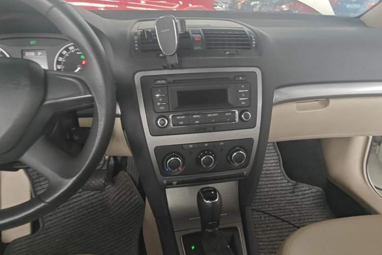 Used Skoda Octavia 2015 Classic Model 1.6L Automatic Yijie Version Audio And AC Panel