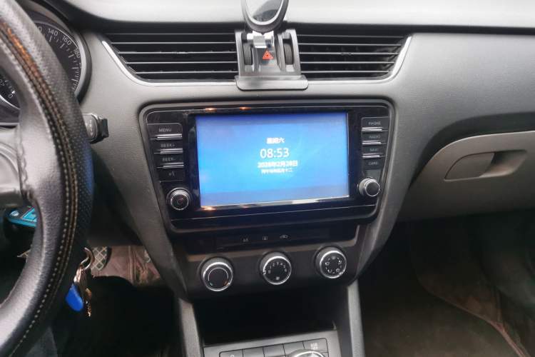 Used Skoda Octavia 2015 1.6L Manual Eado Edition Audio And AC Panel