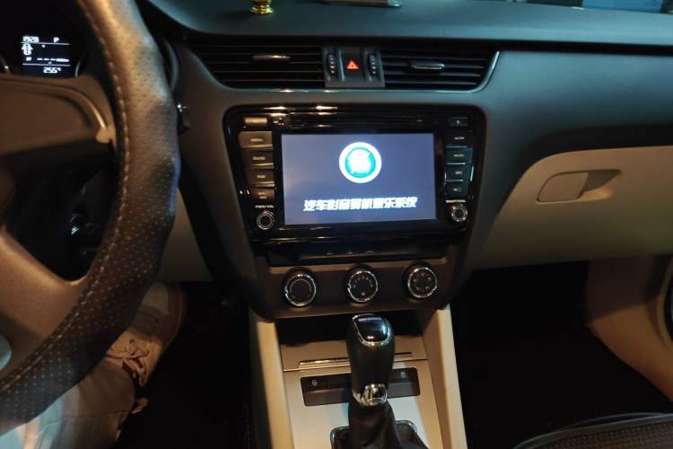Used Skoda Octavia 2015 1.6L Automatic Yijie Edition Audio And AC Panel