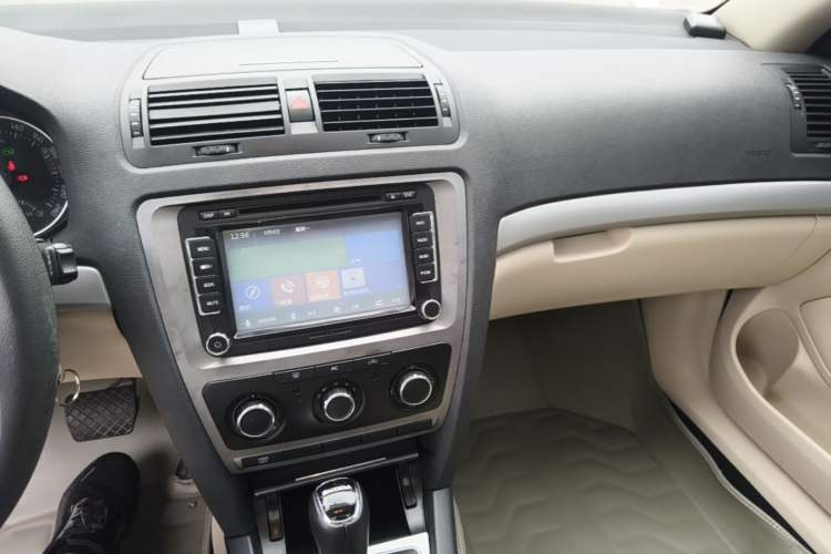 Used Skoda Octavia 2015 Classic Model 1.6L Automatic Yijie Version Audio And AC Panel