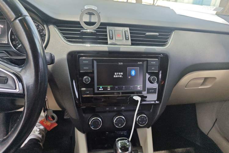 Used Skoda Octavia 2015 1.6L Automatic Yijun Edition Audio And AC Panel