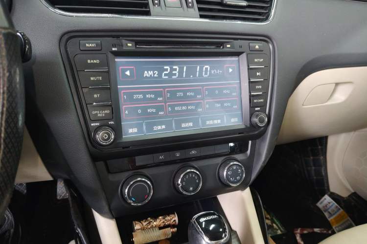 Used Skoda Octavia 2015 1.6L Automatic Yijun Edition Audio And AC Panel