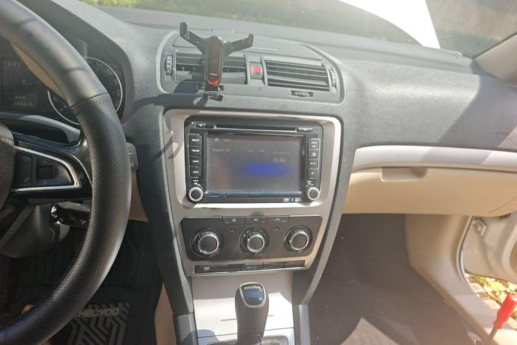 Used Skoda Octavia 2015 Classic Model 1.6L Automatic Yijie Version Audio And AC Panel