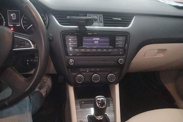 Used Skoda Octavia 2015 1.6L Automatic Yijun Edition Audio And AC Panel