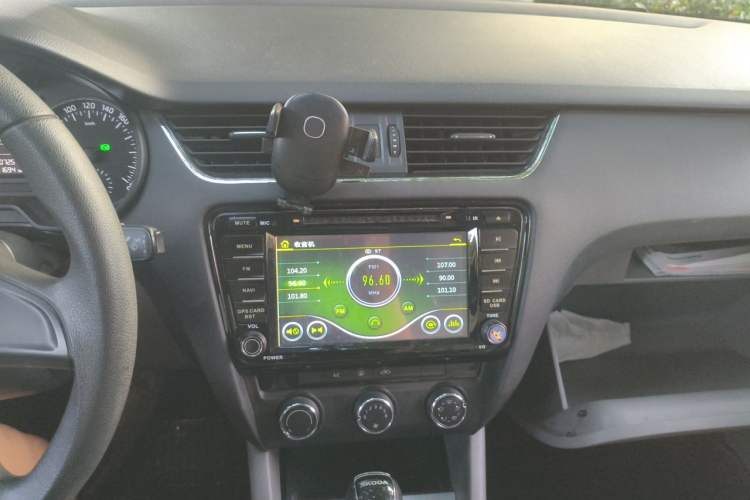 Used Skoda Octavia 2015 1.6L Automatic Yijie Edition Audio And AC Panel