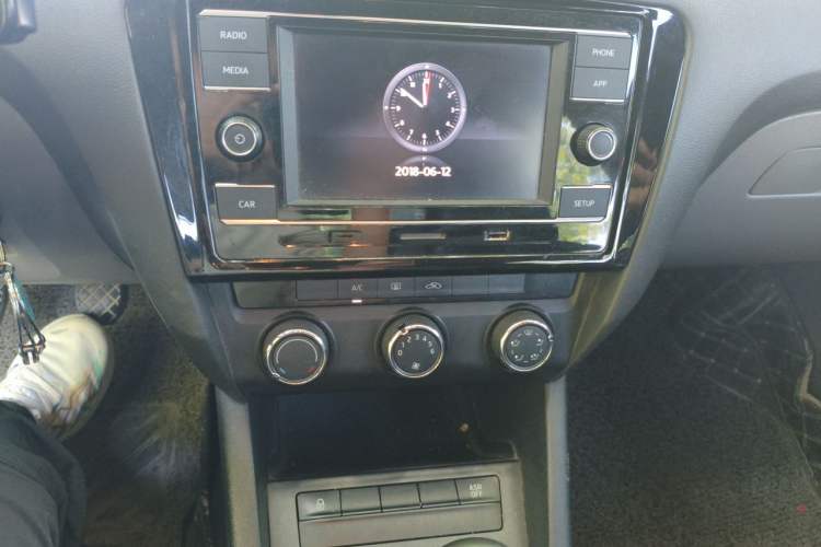 Used Skoda Octavia 2015 1.6L Manual Eado Edition Audio And AC Panel