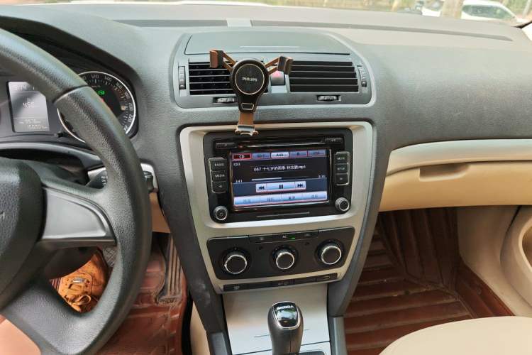 Used Skoda Octavia 2015 Classic Model 1.6L Automatic Yijie Version Audio And AC Panel