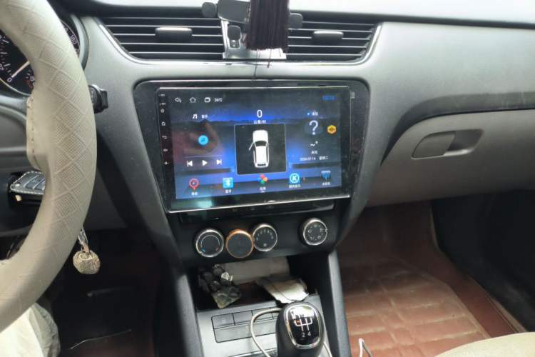 Used Skoda Octavia 2015 1.6L Manual Eado Edition Audio And AC Panel