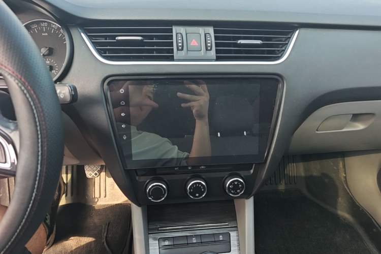 Used Skoda Octavia 2015 1.6L Manual Yijun Edition Audio And AC Panel